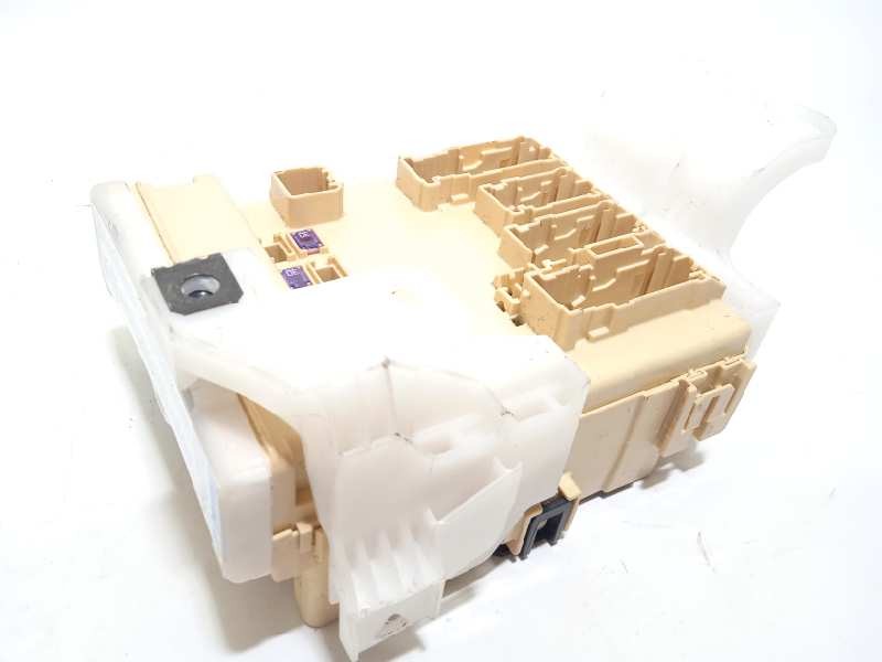 Recambio de caja reles / fusibles para toyota auris 1.2 16v turbo cat referencia OEM IAM 8273012X81  