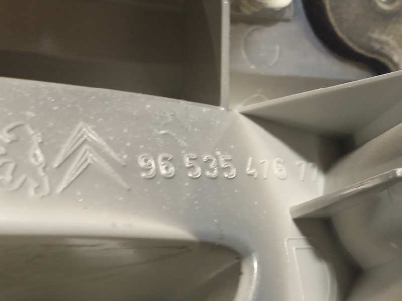 Recambio de piloto trasero derecho interior para citroën c4 picasso 1.6 16v hdi fap referencia OEM IAM 9653547677  