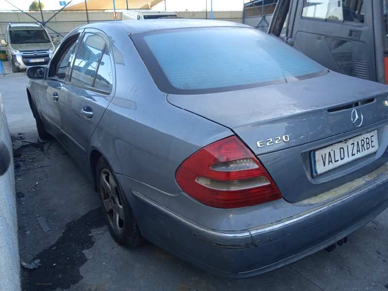 mercedes-benz clase e (w211) berlina del año 2004