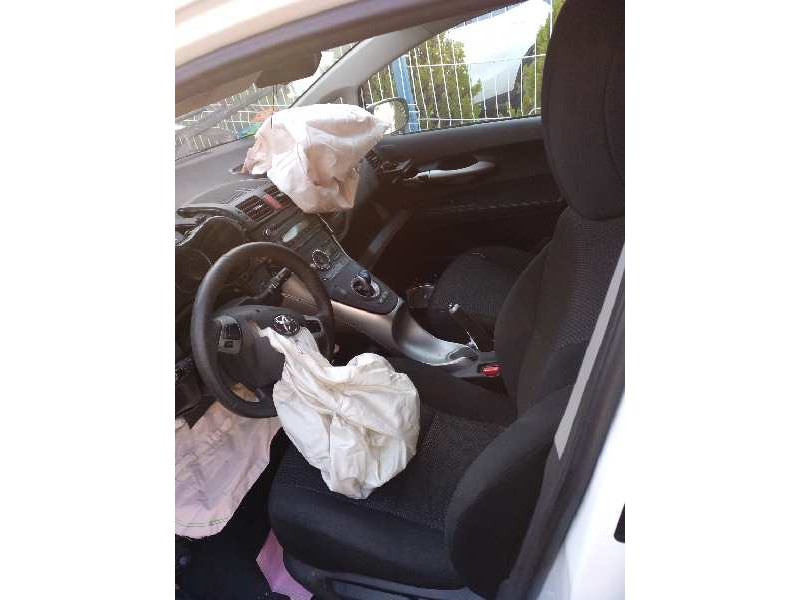 toyota auris del año 2011