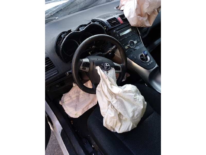 toyota auris del año 2011