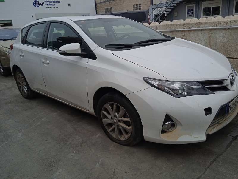 toyota auris del año 2013