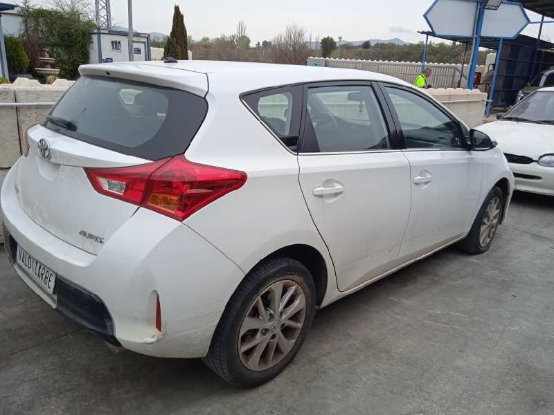 toyota auris del año 2013