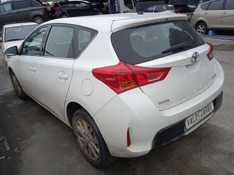 toyota auris del año 2013