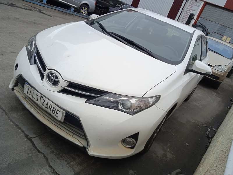 toyota auris del año 2013