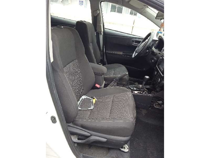 toyota auris del año 2013