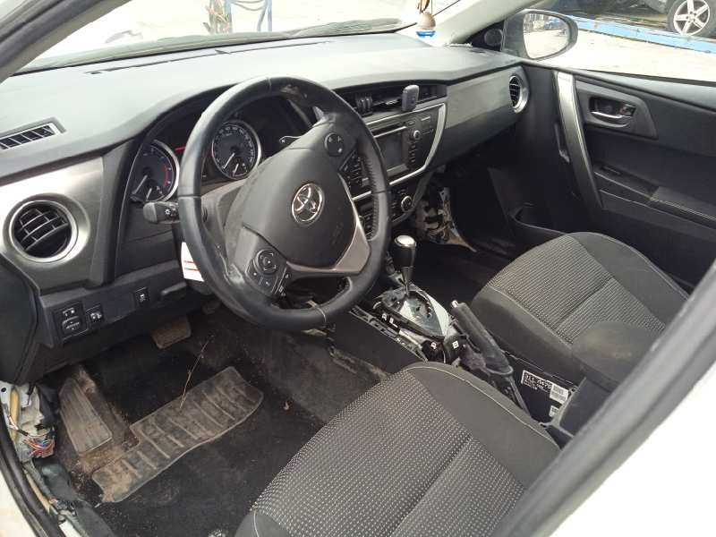 toyota auris del año 2013