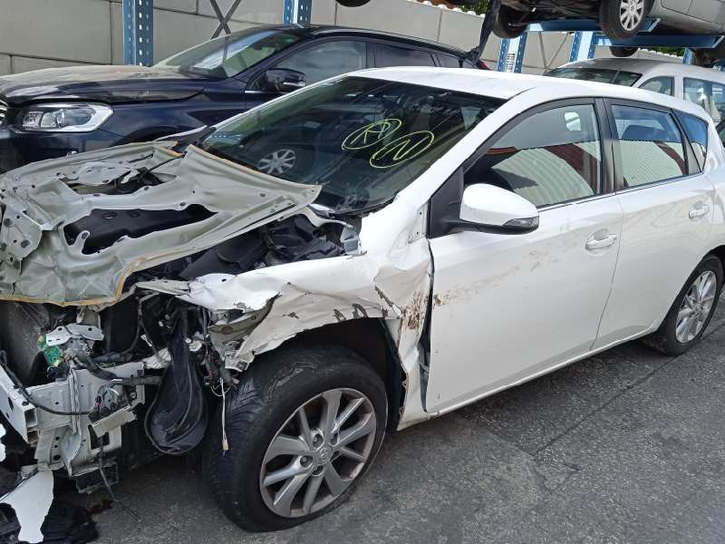 toyota auris del año 2014