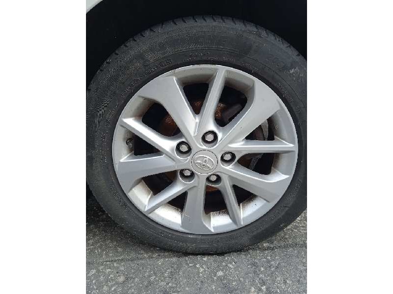 toyota auris del año 2014