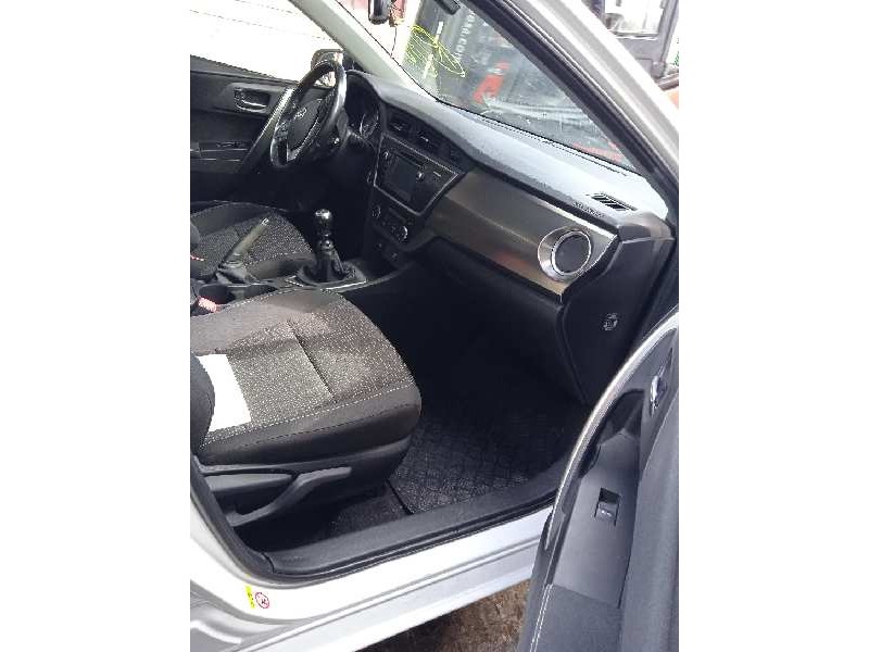 toyota auris del año 2014