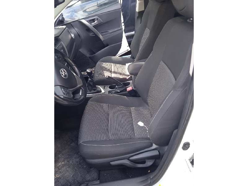 toyota auris del año 2014