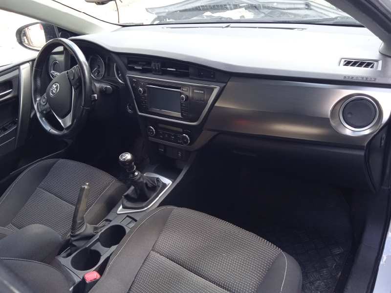 toyota auris del año 2014