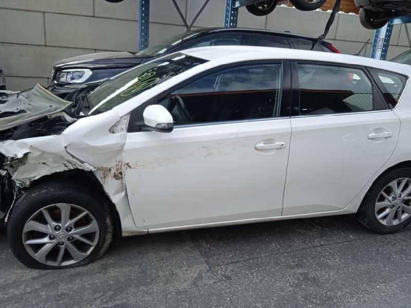 toyota auris del año 2014