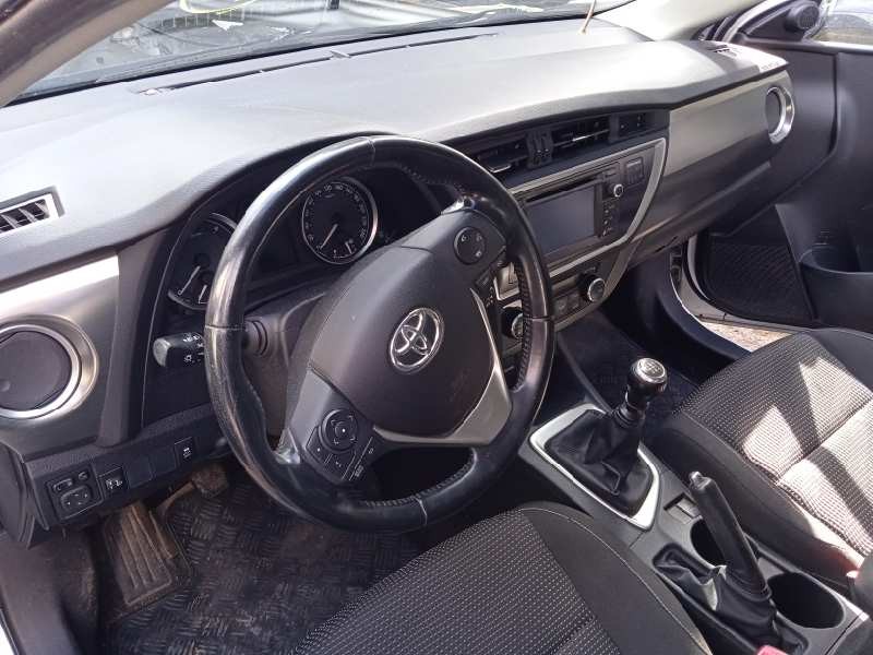 toyota auris del año 2014