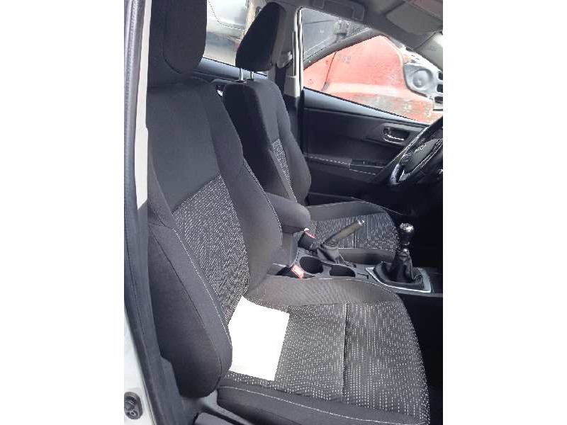 toyota auris del año 2014