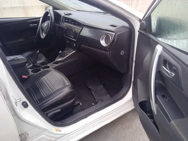 toyota auris del año 2014