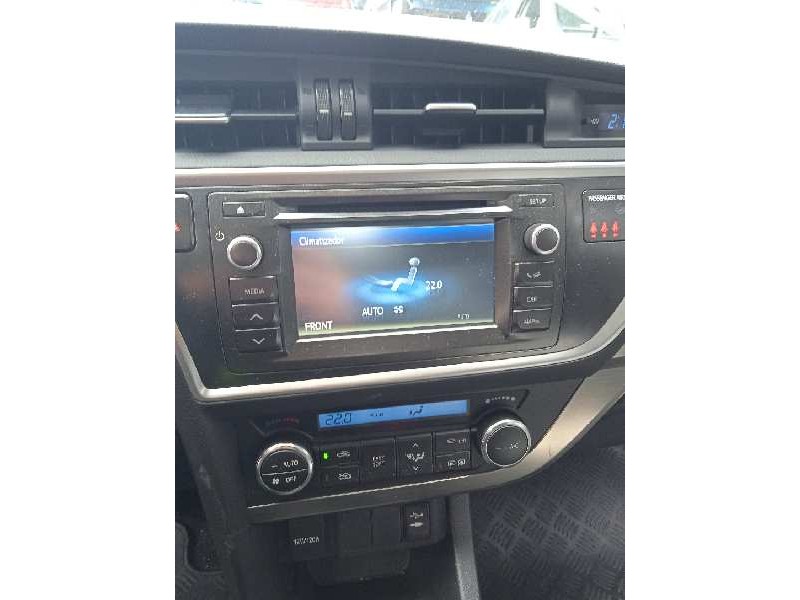 toyota auris del año 2014