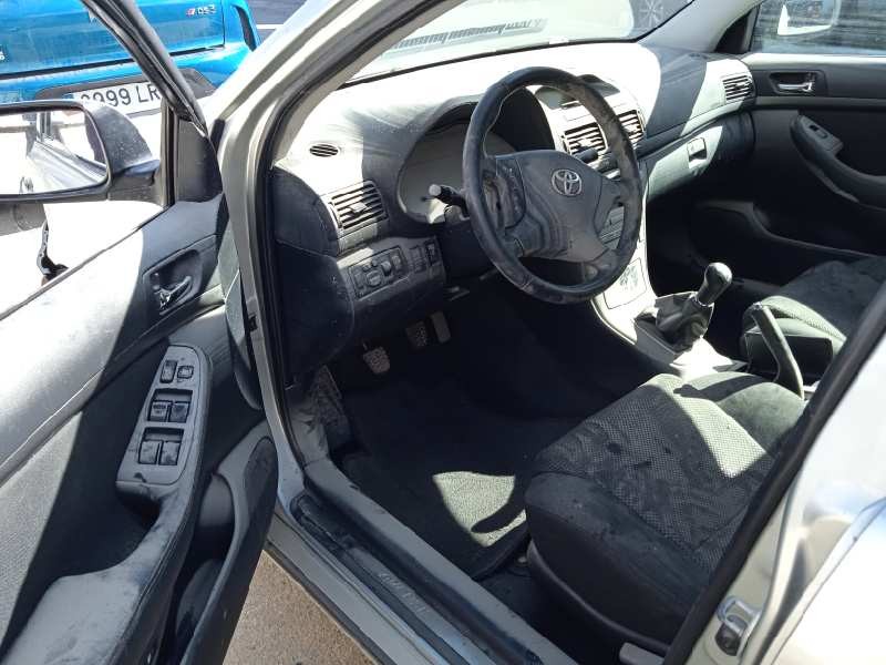toyota avensis berlina (t25) del año 2004