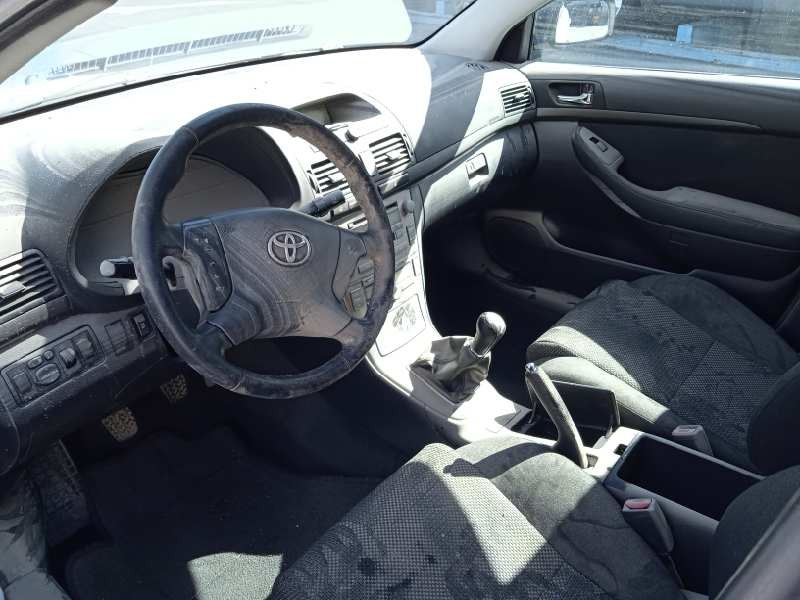 toyota avensis berlina (t25) del año 2004