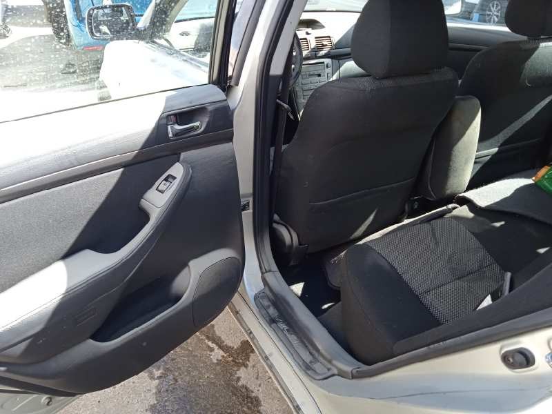 toyota avensis berlina (t25) del año 2004