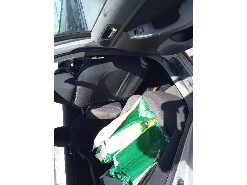 toyota avensis berlina (t25) del año 2004