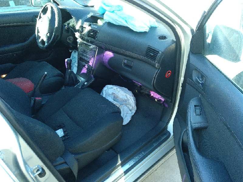 toyota avensis berlina (t25) del año 2004