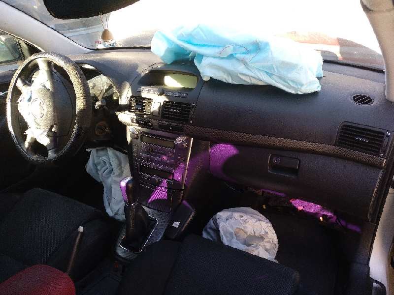 toyota avensis berlina (t25) del año 2004