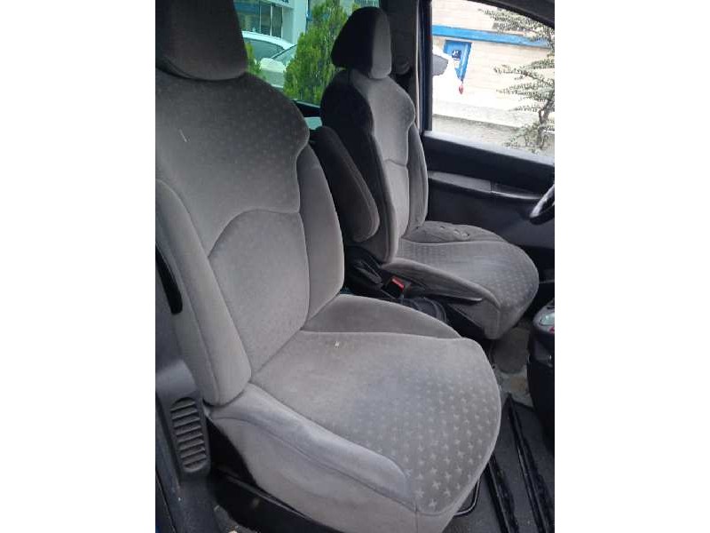 peugeot 807 del año 2004