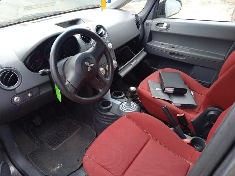 mitsubishi colt berlina 5 (z30a) del año 2005