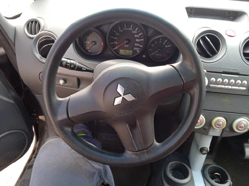 mitsubishi colt berlina 5 (z30a) del año 2005