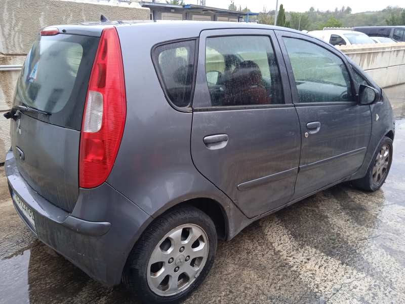 mitsubishi colt berlina 5 (z30a) del año 2005