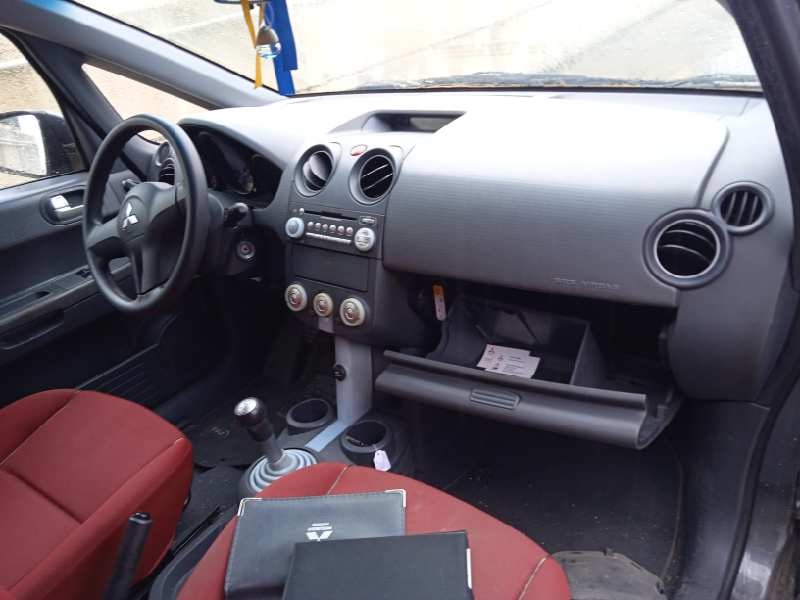 mitsubishi colt berlina 5 (z30a) del año 2005