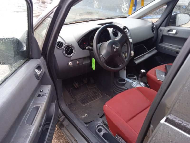 mitsubishi colt berlina 5 (z30a) del año 2005
