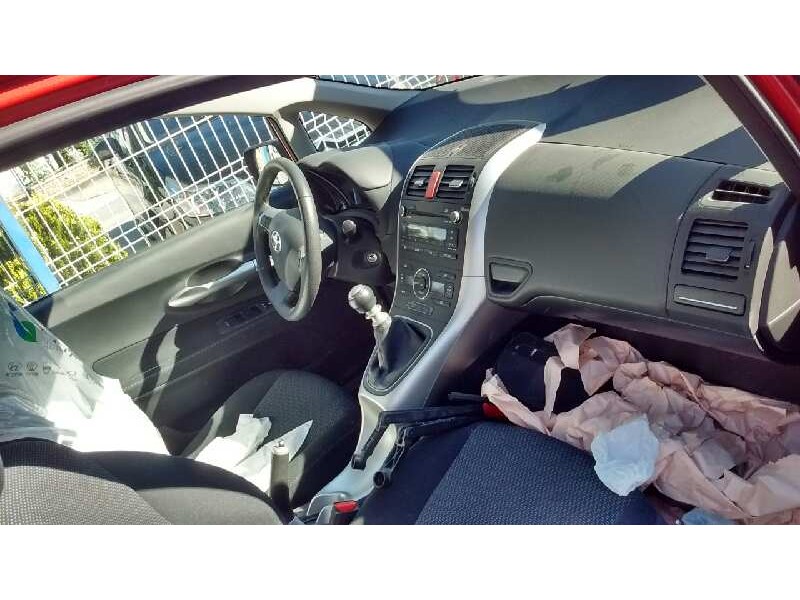 toyota auris del año 2011