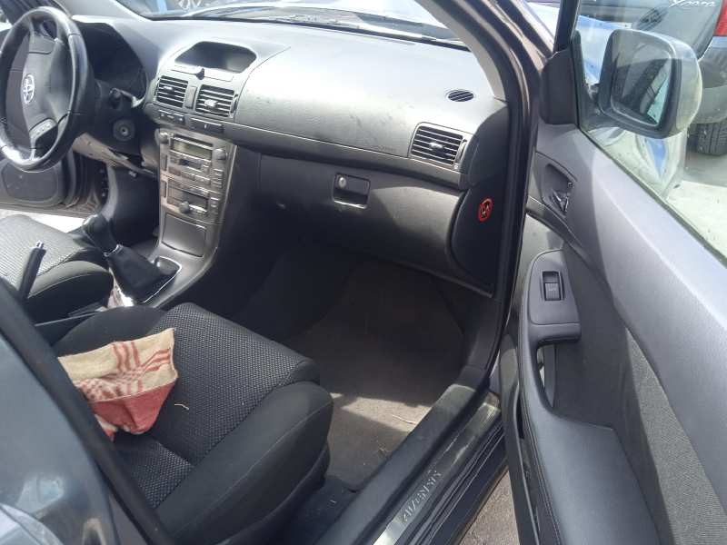 toyota avensis berlina (t25) del año 2005