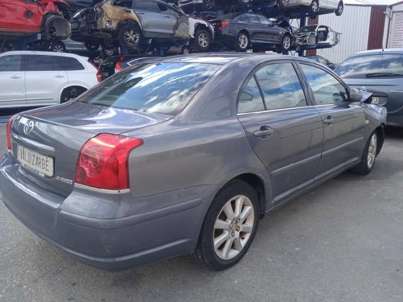 toyota avensis berlina (t25) del año 2005