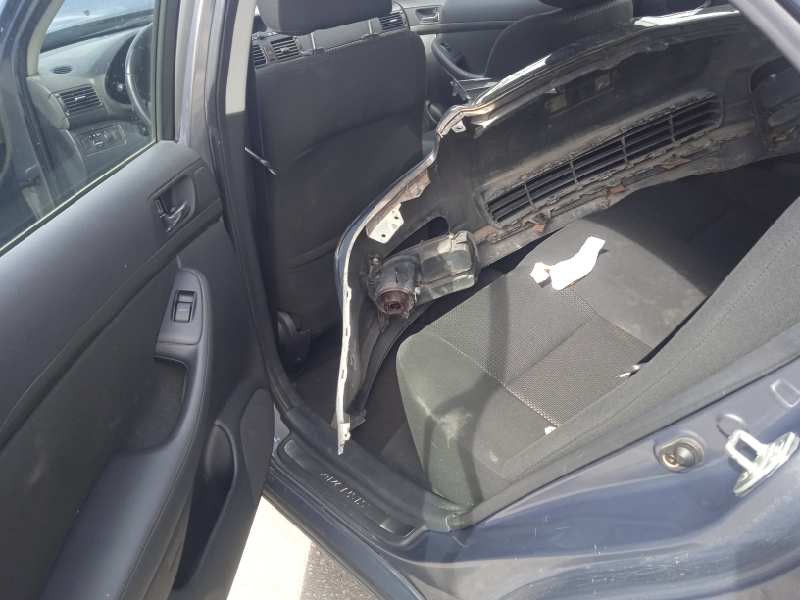 toyota avensis berlina (t25) del año 2005