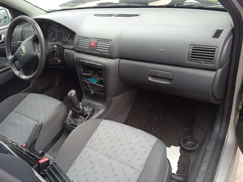 skoda octavia berlina (1u2) del año 2001