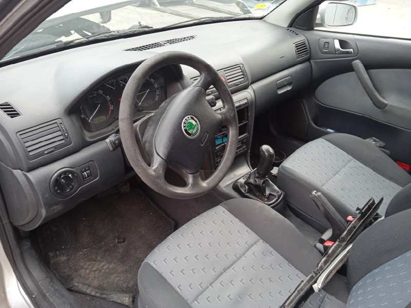 skoda octavia berlina (1u2) del año 2001