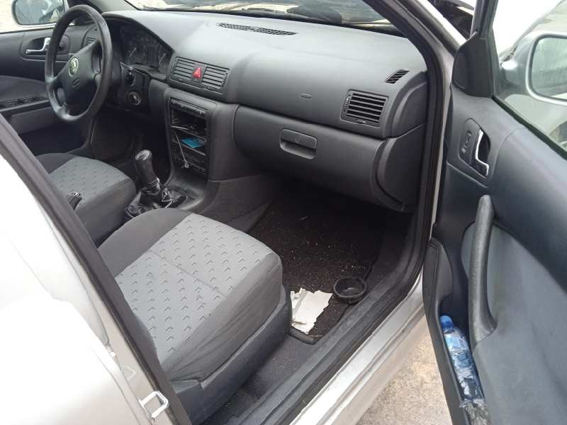 skoda octavia berlina (1u2) del año 2001