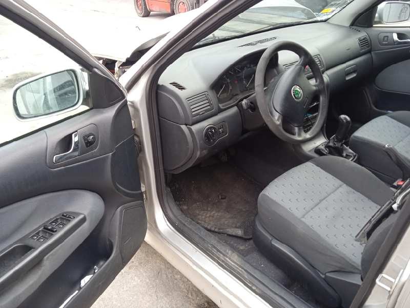 skoda octavia berlina (1u2) del año 2001