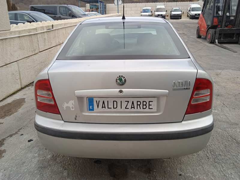 skoda octavia berlina (1u2) del año 2001