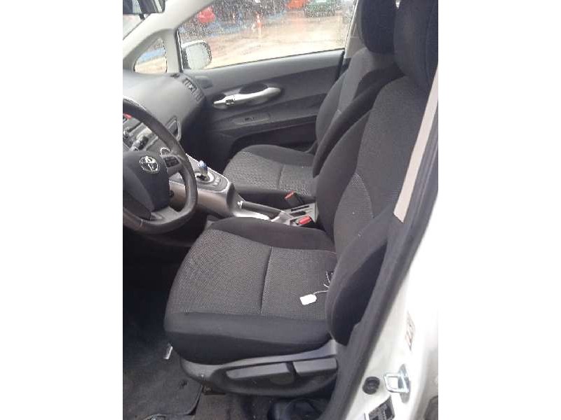 toyota auris del año 2011