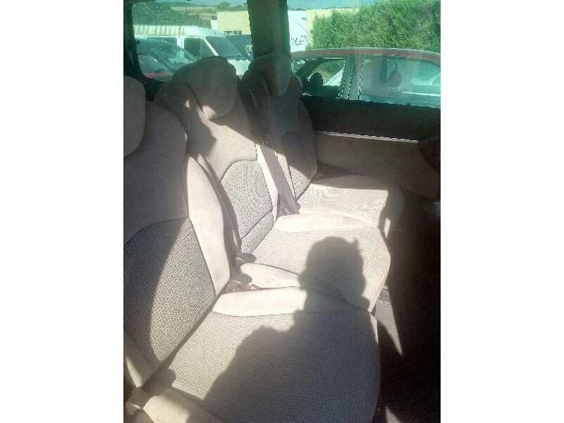 peugeot 807 del año 2004