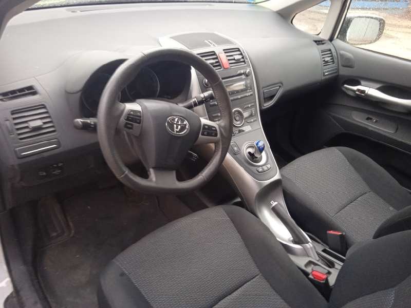 toyota auris del año 2011
