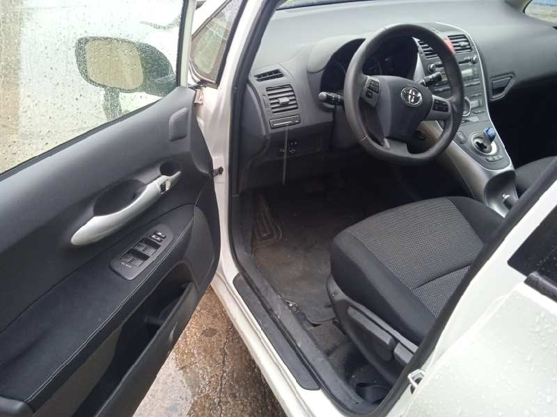 toyota auris del año 2011