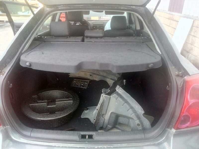 toyota avensis berlina (t25) del año 2003