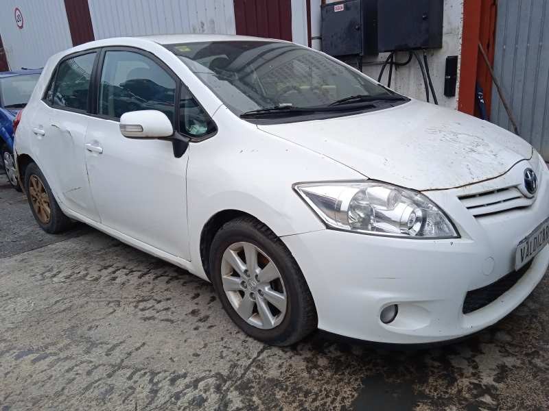 toyota auris del año 2012