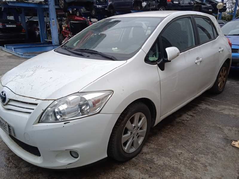 toyota auris del año 2012