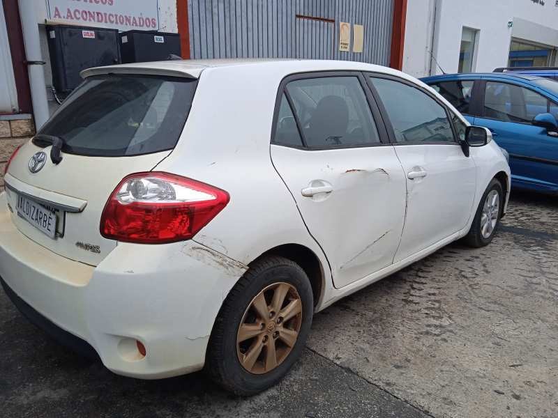 toyota auris del año 2012